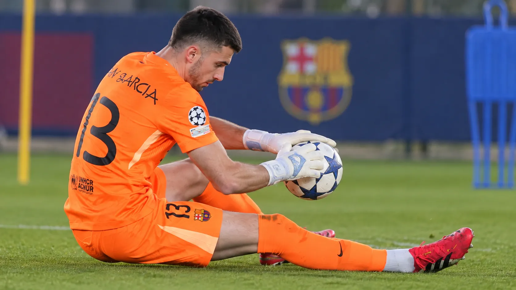 Joan García tijdens een groepstraining in zijn oranje Barcelona-doelmantenue.