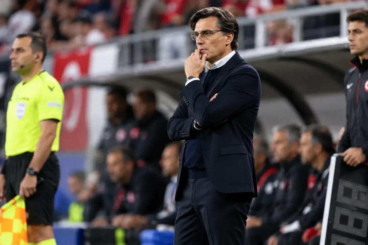 Vincenzo Montella staat geconcentreerd langs de zijlijn tijdens een interland.