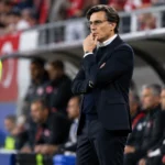 Vincenzo Montella staat geconcentreerd langs de zijlijn tijdens een interland.