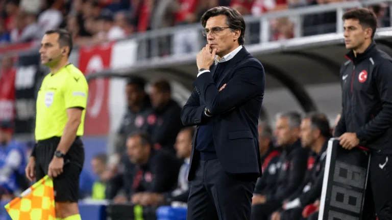 Vincenzo Montella staat geconcentreerd langs de zijlijn tijdens een interland.