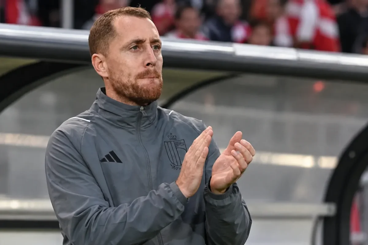 Gill Swerts applaudisseert in de technische zone tijdens een wedstrijd van België U21.