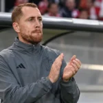 Gill Swerts applaudisseert in de technische zone tijdens een wedstrijd van België U21.