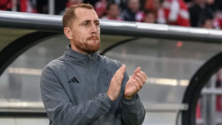 Gill Swerts applaudisseert in de technische zone tijdens een wedstrijd van België U21.