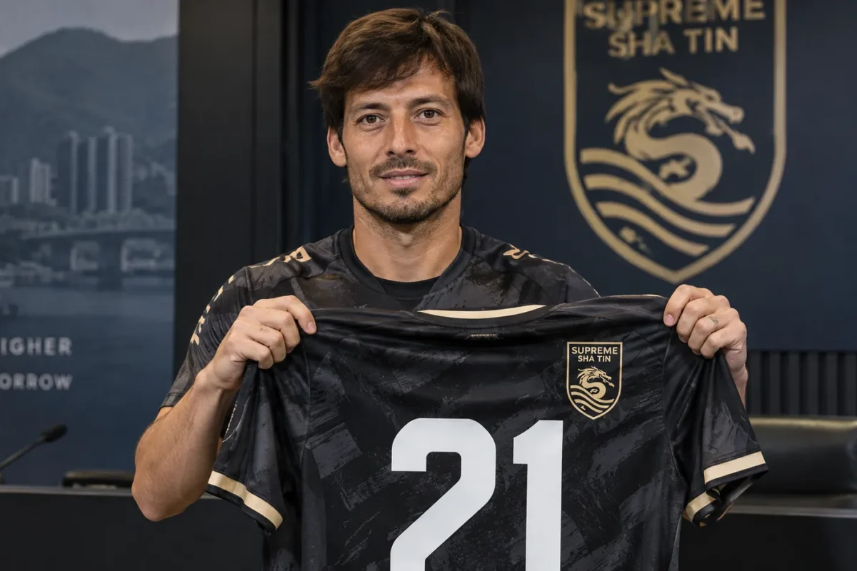David Silva poseert tijdens zijn officiële voorstelling bij Supreme Sha Tin.