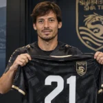 David Silva poseert tijdens zijn officiële voorstelling bij Supreme Sha Tin.