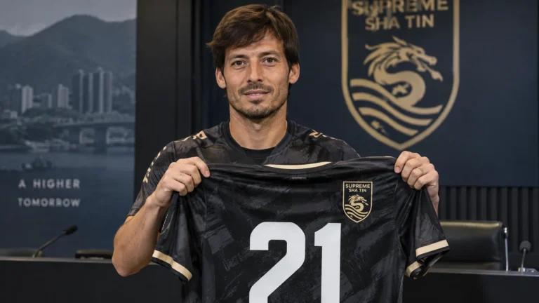David Silva poseert tijdens zijn officiële voorstelling bij Supreme Sha Tin.