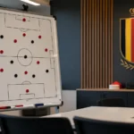 Lege tactische analysruimte met een tactiekbord en een vast wandpaneel van de Rode Duivels.