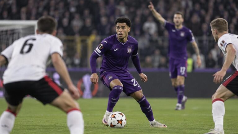 Mario Stroeykens aan de bal op het middenveld van Anderlecht