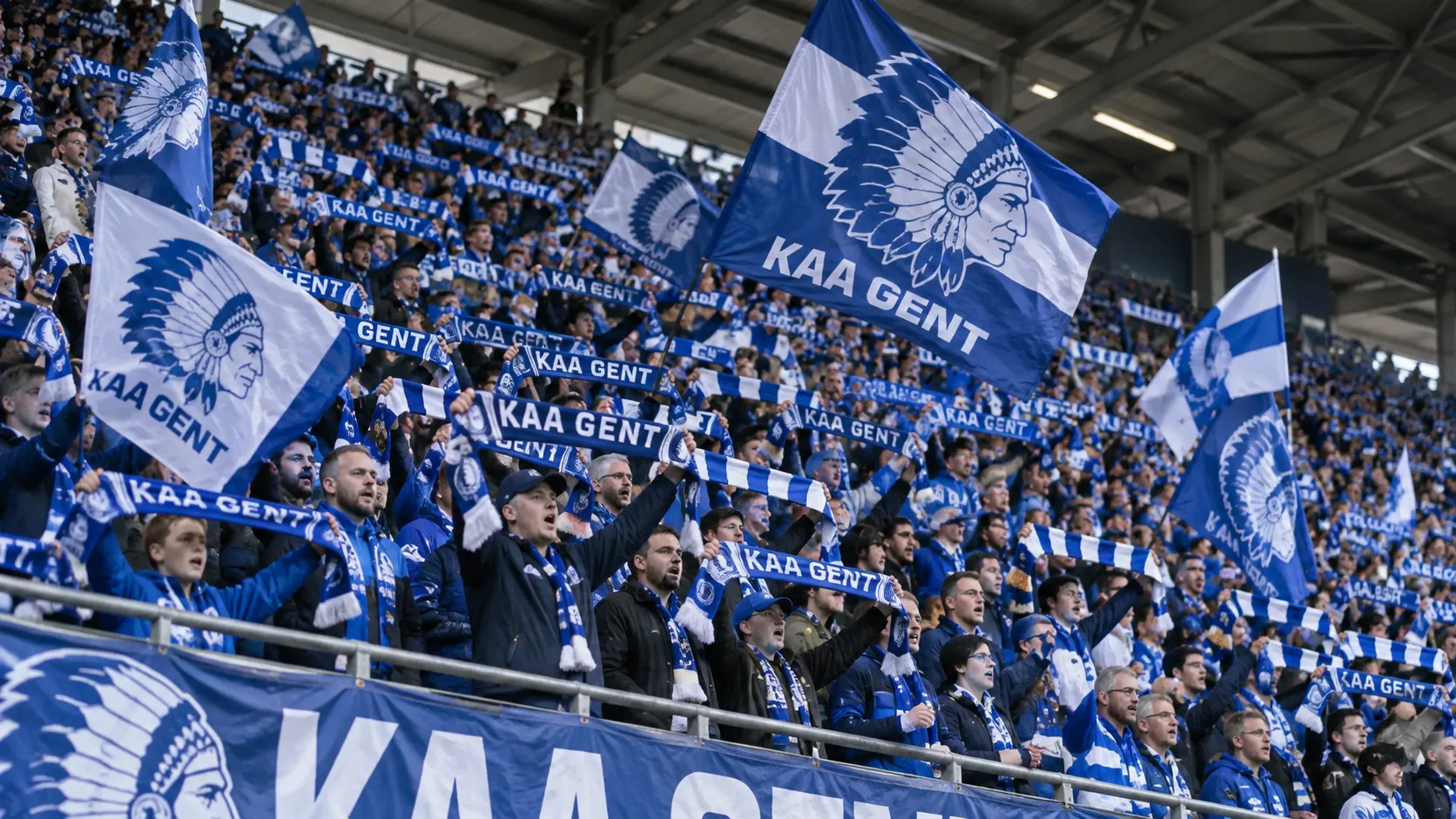 KAA Gent-supporters met blauwe en witte vlaggen op de tribune.