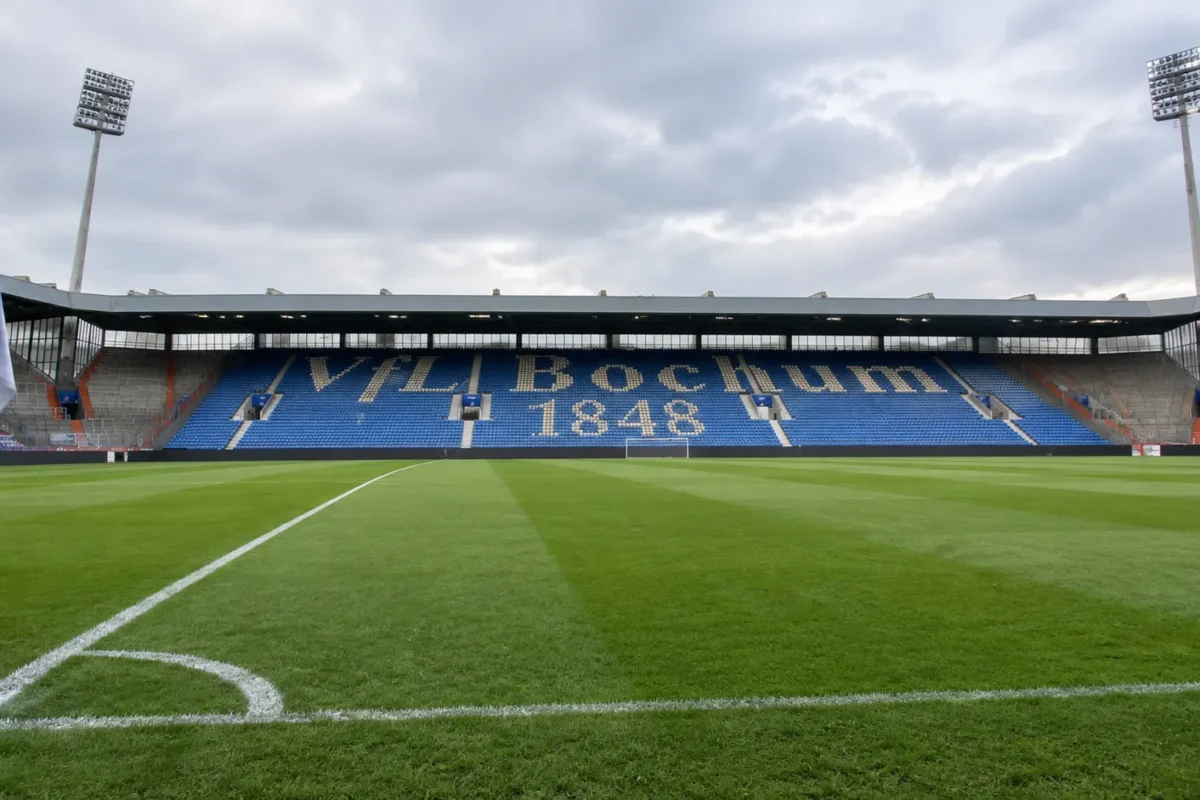 Leeg zicht op de Oosttribune en het veld in het stadion van VfL Bochum.