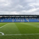 Leeg zicht op de Oosttribune en het veld in het stadion van VfL Bochum.