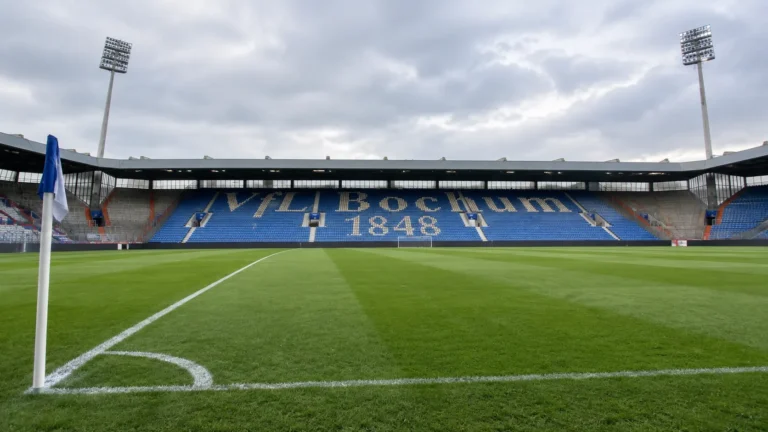 Leeg zicht op de Oosttribune en het veld in het stadion van VfL Bochum.