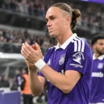 Thelo Aasgaard applaudisseert in het paarse shirt van Anderlecht op het veld.
