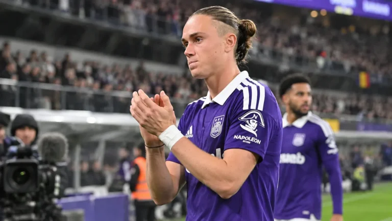 Thelo Aasgaard applaudisseert in het paarse shirt van Anderlecht op het veld.