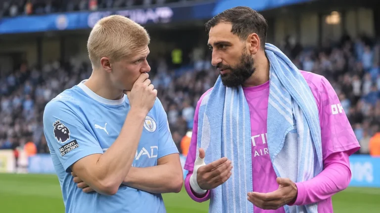 Twee Manchester City-spelers overleggen op het veld na een wedstrijd.