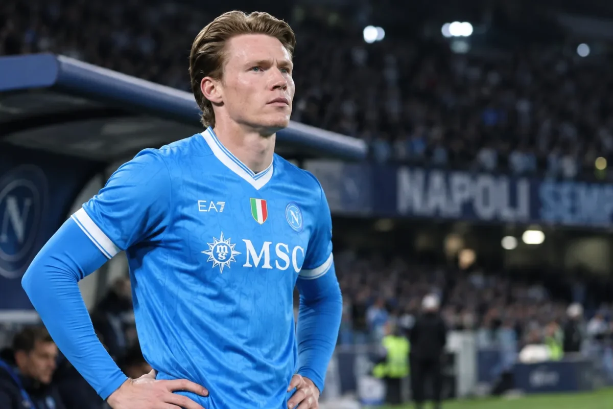 Scott McTominay in een blauw Napoli-shirt tijdens een rustig moment langs het veld.