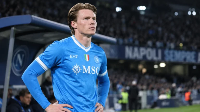 Scott McTominay in een blauw Napoli-shirt tijdens een rustig moment langs het veld.
