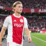 Kasper Dolberg in het Ajax-tenue op het veld.