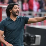 Marvin Compper geeft aanwijzingen langs de zijlijn bij Antwerp.