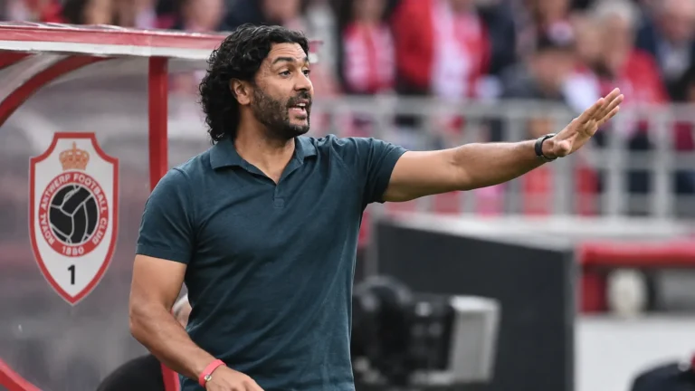 Marvin Compper geeft aanwijzingen langs de zijlijn bij Antwerp.