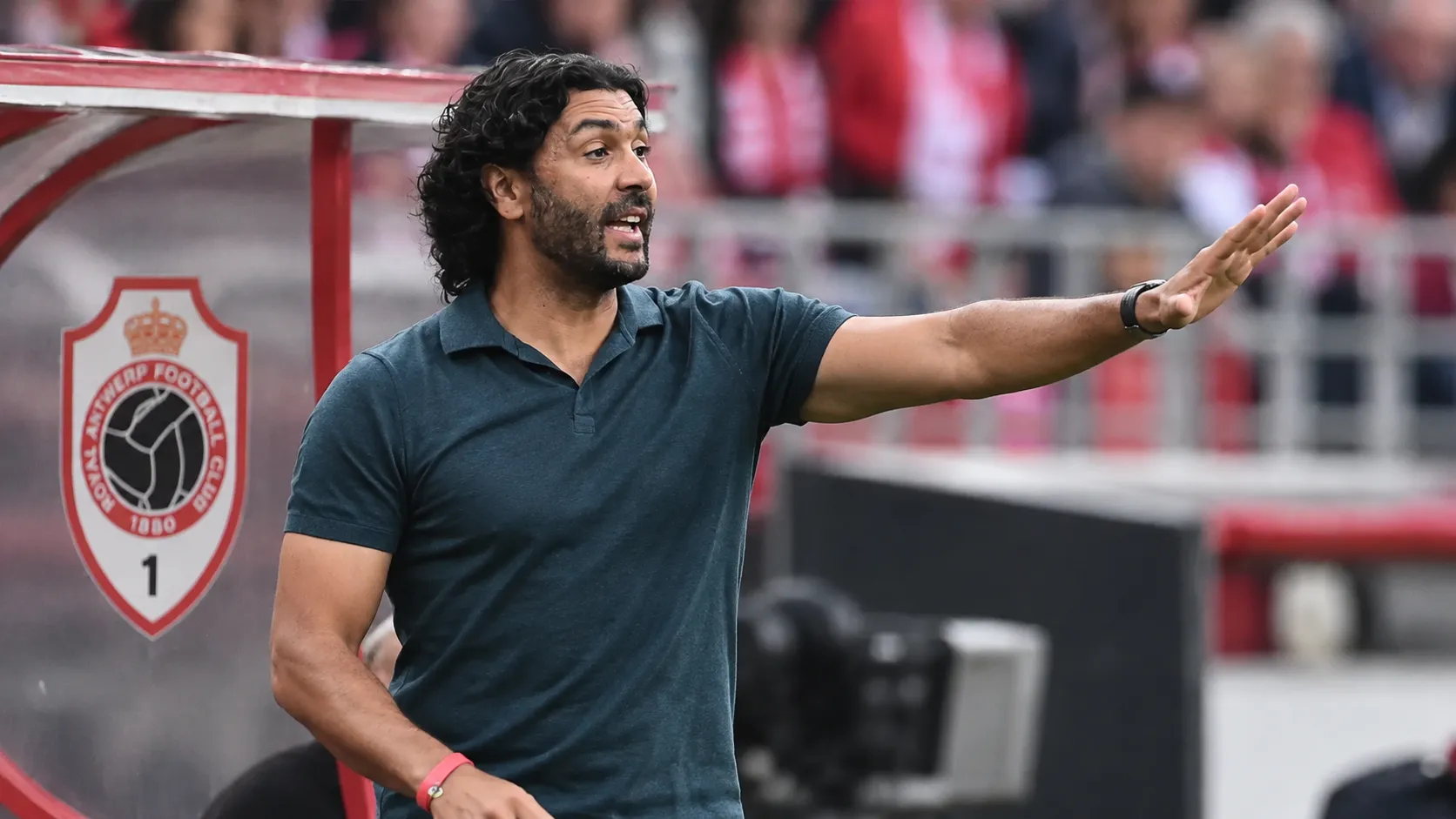 Marvin Compper geeft aanwijzingen langs de zijlijn bij Antwerp.