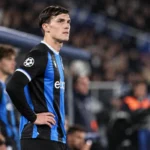 Freddie Potts in het blauw-zwarte tenue van Club Brugge langs de zijlijn tijdens een Europese voetbalavond.