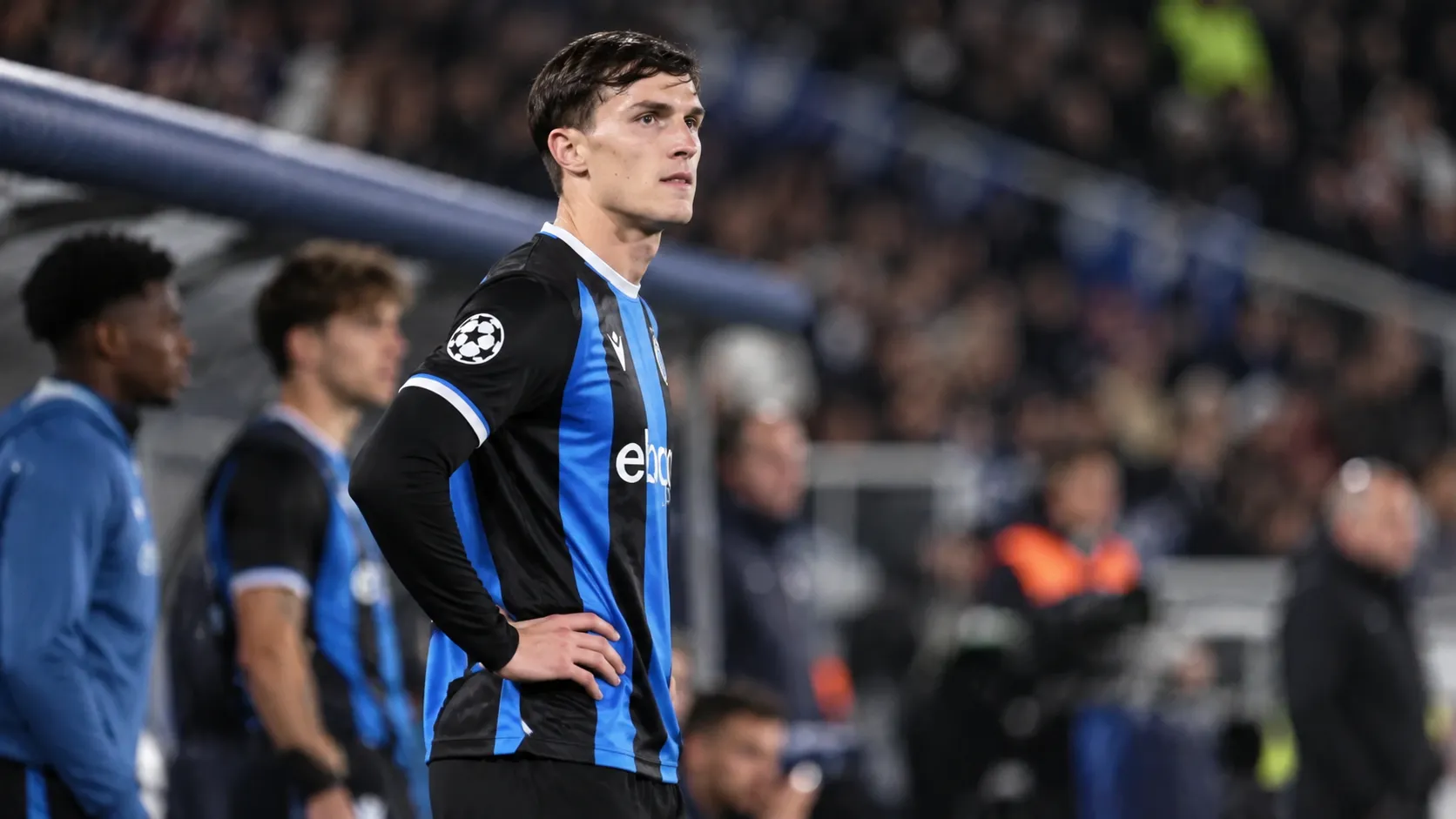 Freddie Potts in het blauw-zwarte tenue van Club Brugge langs de zijlijn tijdens een Europese voetbalavond.