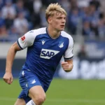 Nathan De Cat in het blauw-witte tenue van Hoffenheim tijdens een wedstrijd.
