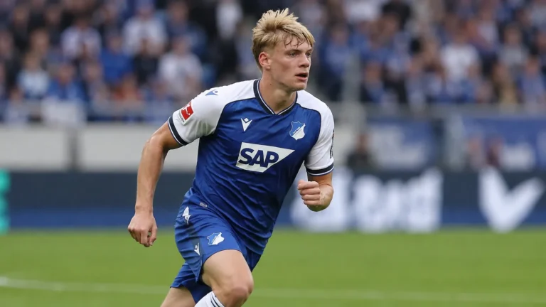 Nathan De Cat in het blauw-witte tenue van Hoffenheim tijdens een wedstrijd.