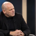 Dennis van Wijk in een neutrale interviewsetting voor televisie.