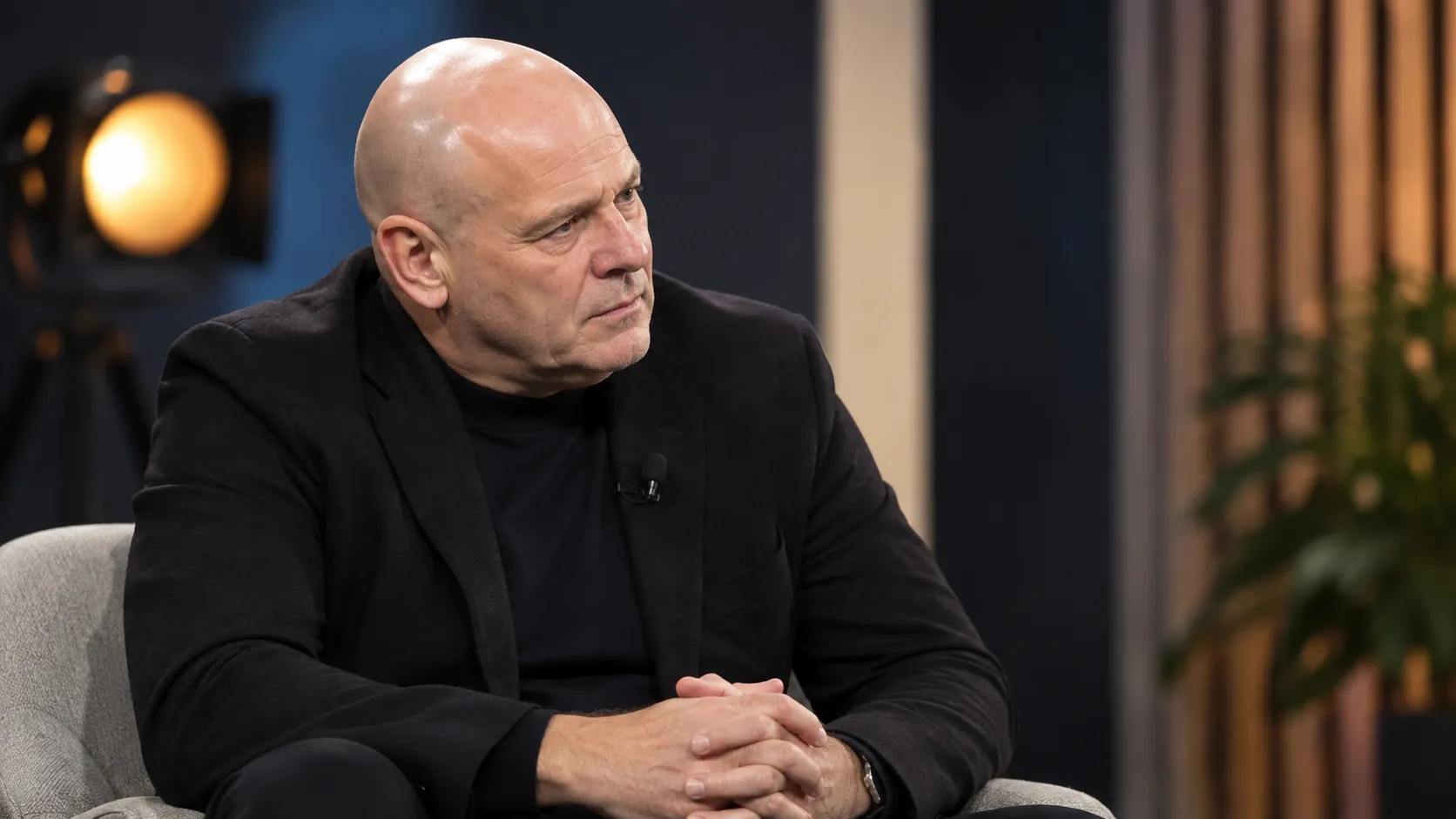 Dennis van Wijk in een neutrale interviewsetting voor televisie.