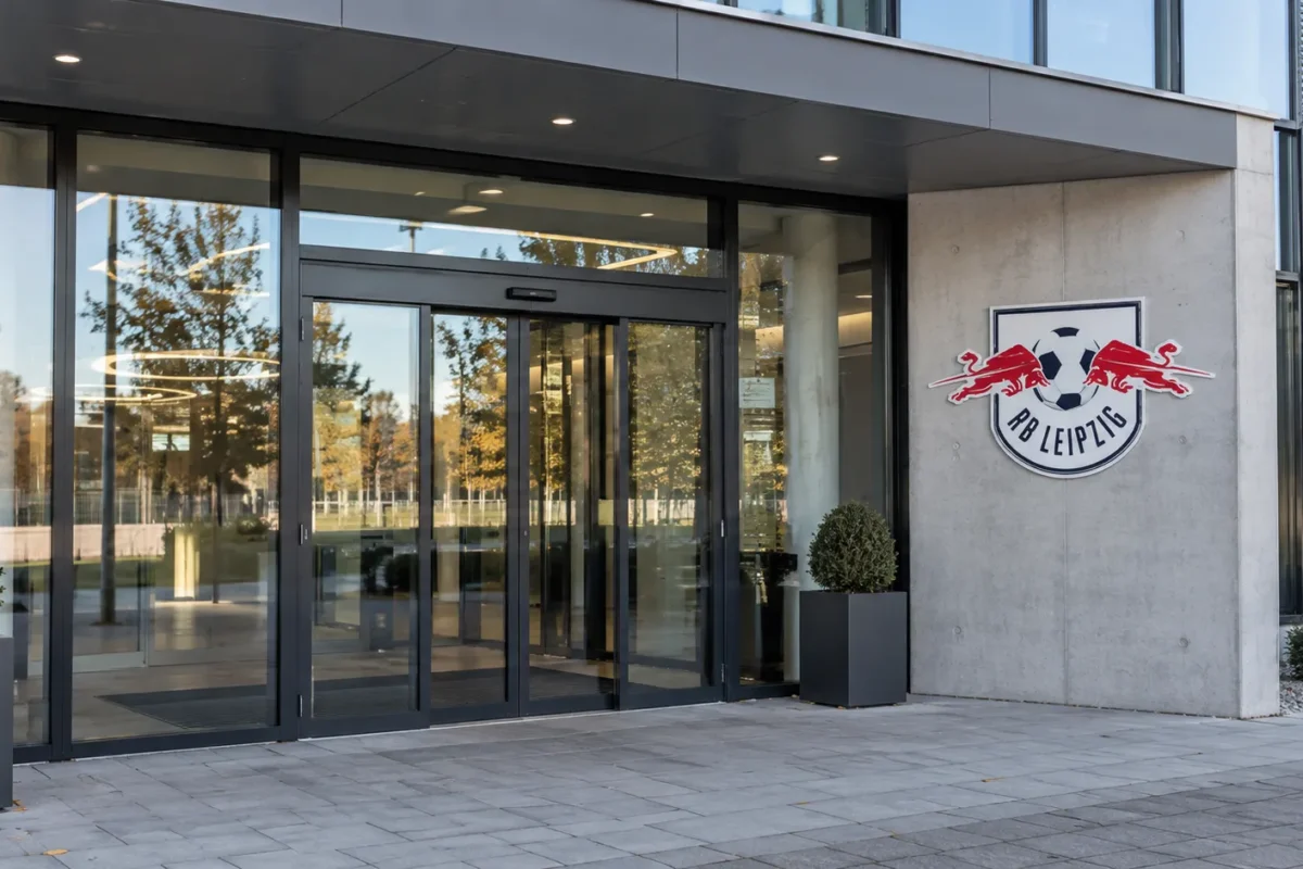 Een lege ingang van een RB Leipzig-clubgebouw met een fysiek geïntegreerd clubembleem.