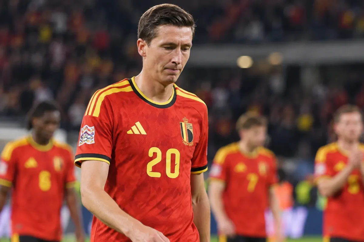 Hans Vanaken in het rode tenue van België op het veld na een interland.