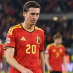 Hans Vanaken in het rode tenue van België op het veld na een interland.
