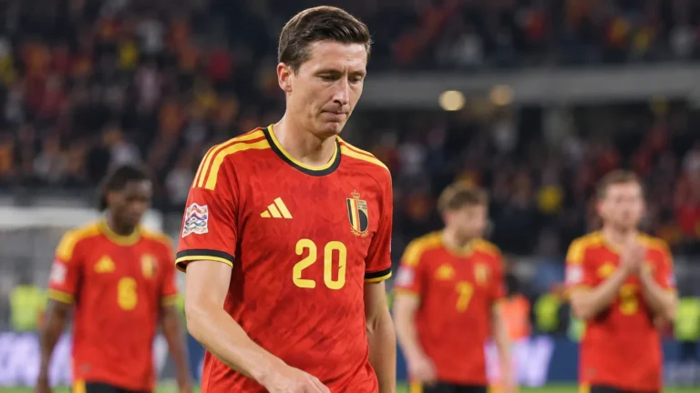 Hans Vanaken in het rode tenue van België op het veld na een interland.