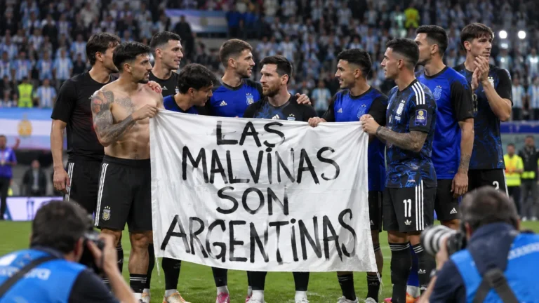 Argentijnse spelers en staf staan rond een groot spandoek aan de rand van het veld.