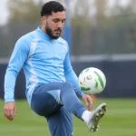 Rayan Cherki tijdens een baloefening in een lichtblauw trainingsjack.