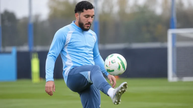 Rayan Cherki tijdens een baloefening in een lichtblauw trainingsjack.