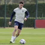 Declan Rice in Arsenal-tenue tijdens een opwarming op het veld.