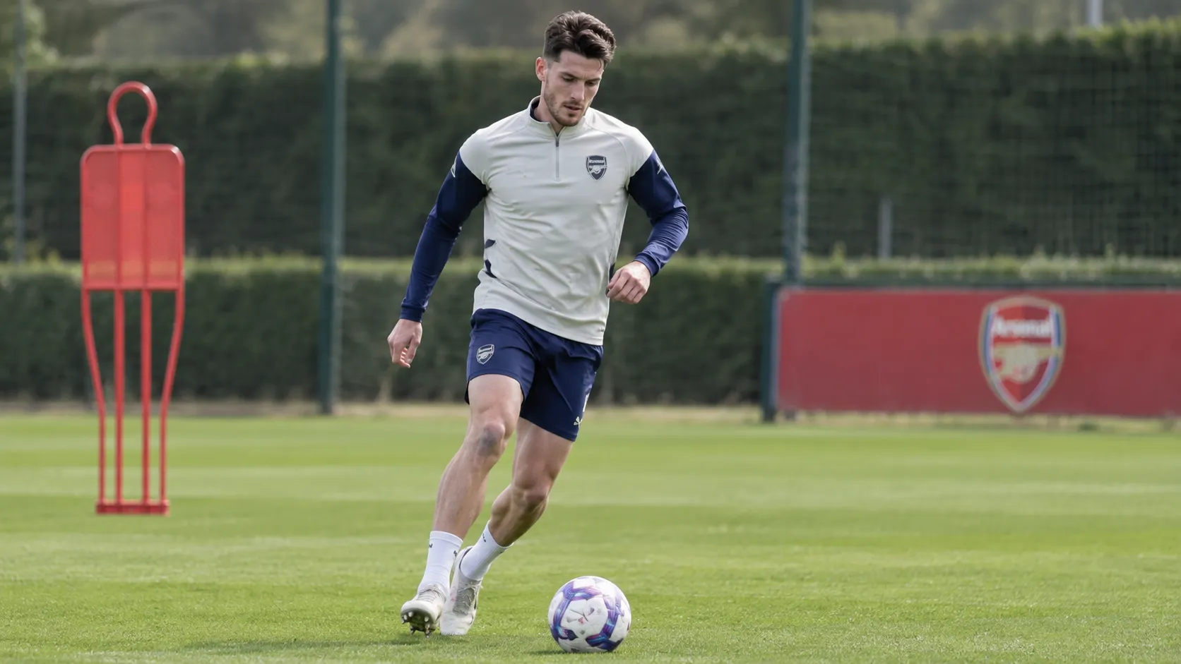 Declan Rice in Arsenal-tenue tijdens een opwarming op het veld.