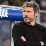Mark van Bommel langs de technische zone bij een wedstrijd van België.
