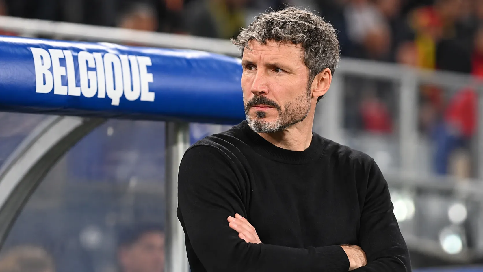 Mark van Bommel langs de technische zone bij een wedstrijd van België.
