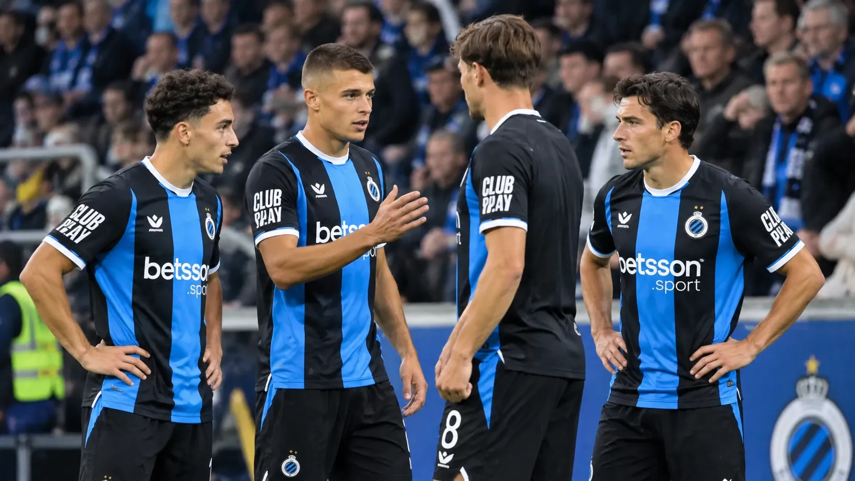 Club Brugge-spelers in zwart-blauwe wedstrijdkleding aan de zijlijn.