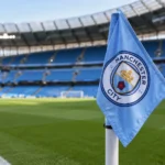 Manchester City-hoekvlag aan de rand van een leeg voetbalveld.
