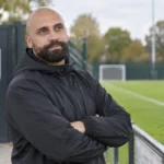 Anthony Vanden Borre volgt een training van de U21 van La Louvière langs het veld.