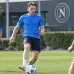 Scott McTominay traint met ploegmaats op het trainingsveld van Napoli.