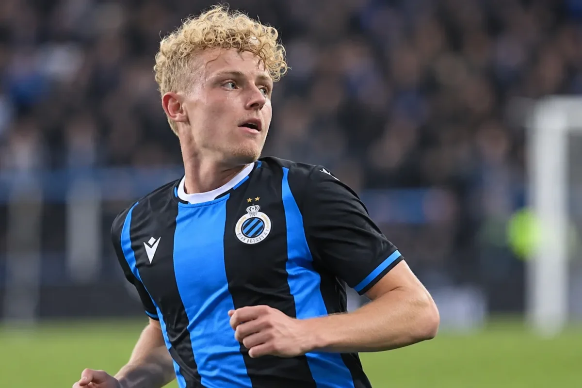 Joaquin Seys in het blauw-zwarte shirt van Club Brugge tijdens een wedstrijdmoment.