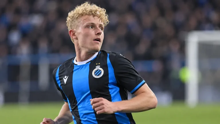 Joaquin Seys in het blauw-zwarte shirt van Club Brugge tijdens een wedstrijdmoment.