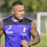 Radja Nainggolan tijdens een training in het tenue van Bhayangkara FC.