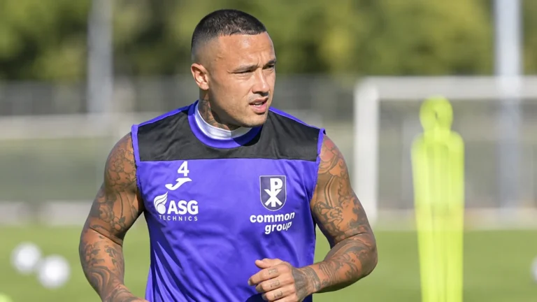 Radja Nainggolan tijdens een training in het tenue van Bhayangkara FC.